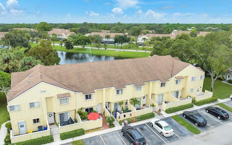 shingle roof appartment complex in Port Saint Lucie